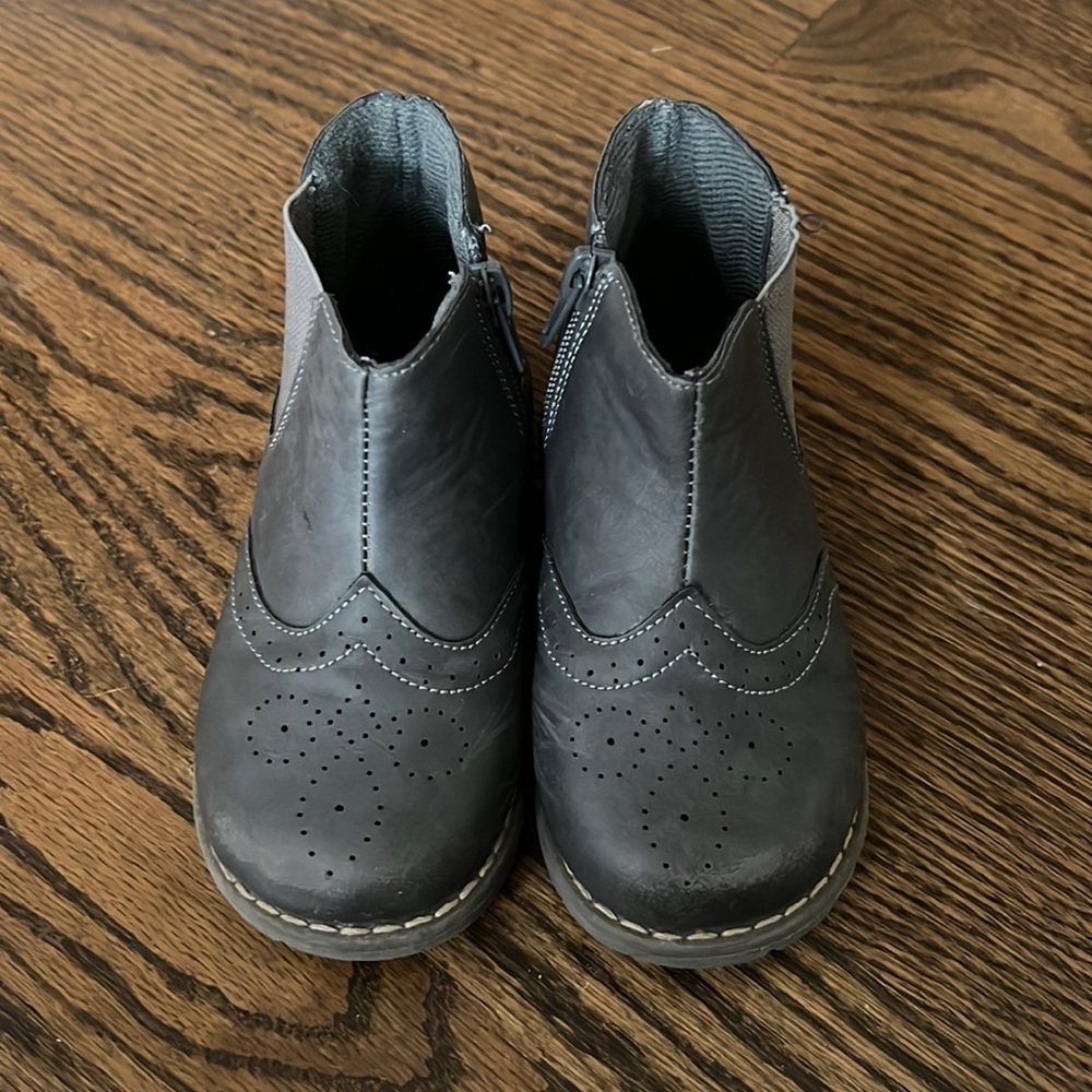 Girls/ toddler booties euro size 26